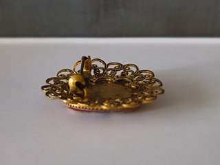 Broche camafeo vintage con marco en tono dorado