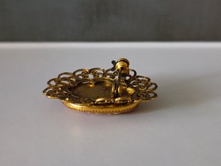 Broche camafeo vintage con marco en tono dorado