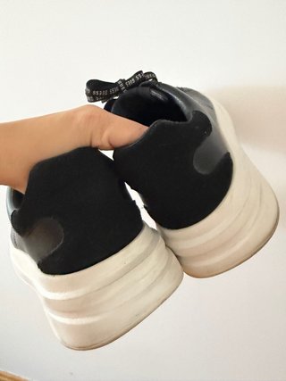Zapatillas Guess Negras y Blancas