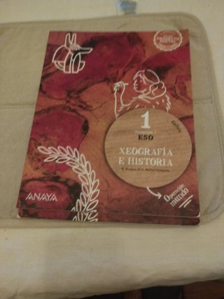 Libros de geografía y historia de primero de la es