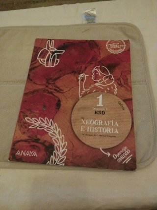 Libros de geografía y historia de primero de la es