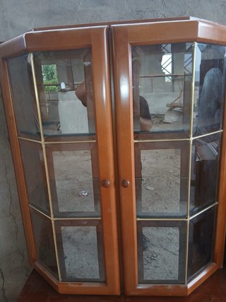 Armario de madera marrón
