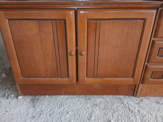 Armario de madera marrón