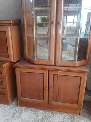 Armario de madera marrón