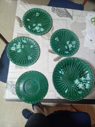 4 Platos y 1 Frutero Cerámica Majolica Antigua
