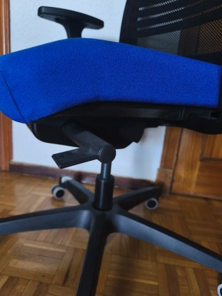 Silla de oficina Steelcase azul y negra