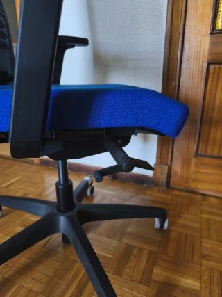 Silla de oficina Steelcase azul y negra