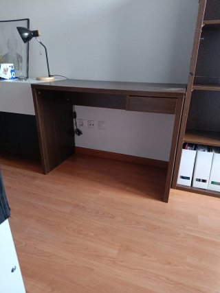 Escritorio marrón con cajón