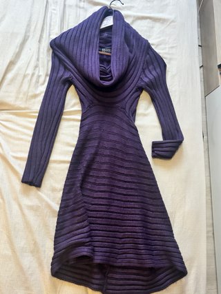 Vestido morado de punto con cuello alto