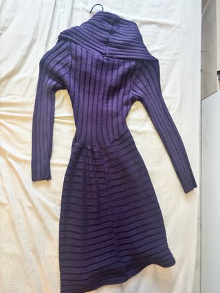Vestido morado de punto con cuello alto