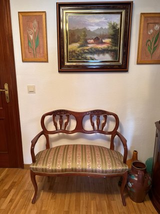 Mueble recibidor madera, sillones y reloj