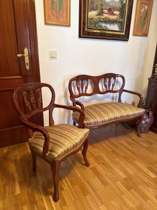 Mueble recibidor madera, sillones y reloj