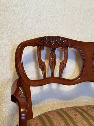 Mueble recibidor madera, sillones y reloj