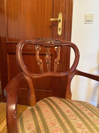Mueble recibidor madera, sillones y reloj