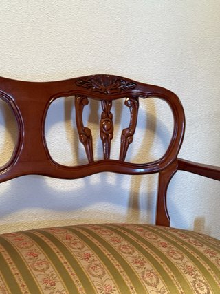 Mueble recibidor madera, sillones y reloj