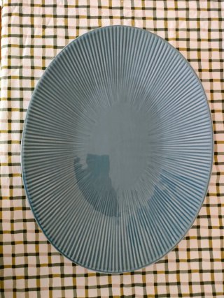Plato grande de cerámica azul
