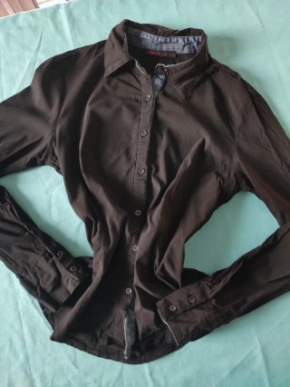 Camisa Negra Forget Me Not con Detalles Vaqueros
