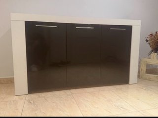 Mueble de salón blanco y negro