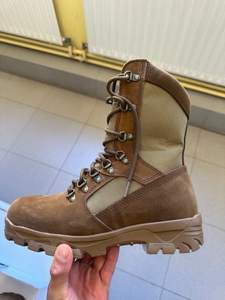 Botas militares marrones y verde oliva