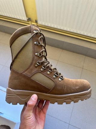 Botas militares marrones y verde oliva
