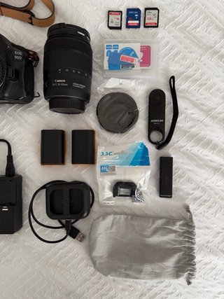 Canon EOS 90D + Objetivo 18-135mm + Accesorios