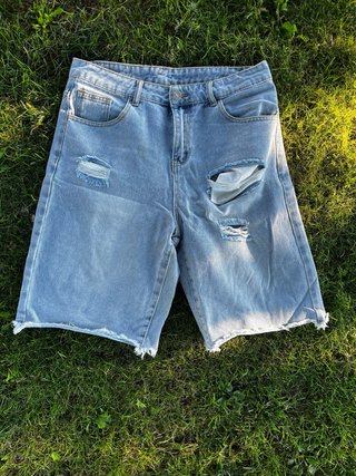 Pantalones vaqueros cortos rotos