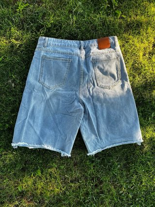 Pantalones vaqueros cortos rotos