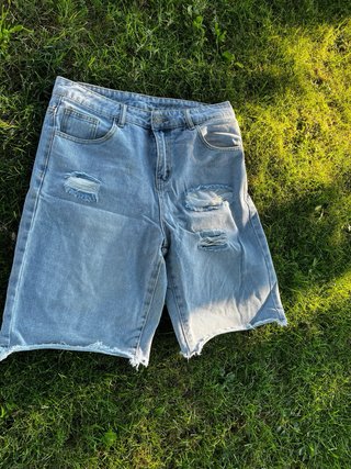Pantalones vaqueros cortos rotos