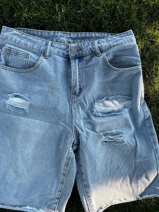 Pantalones vaqueros cortos rotos