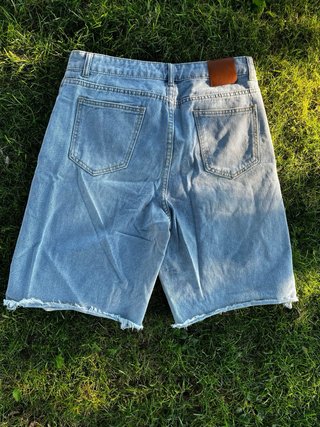 Pantalones vaqueros cortos rotos