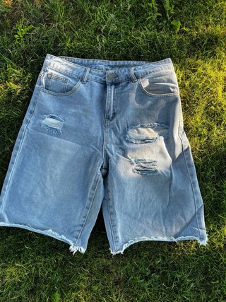 Pantalones vaqueros cortos rotos