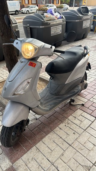 Piaggio Fly Scooter Plata