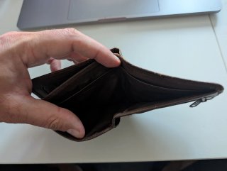 Portafoglio in pelle da uomo con design