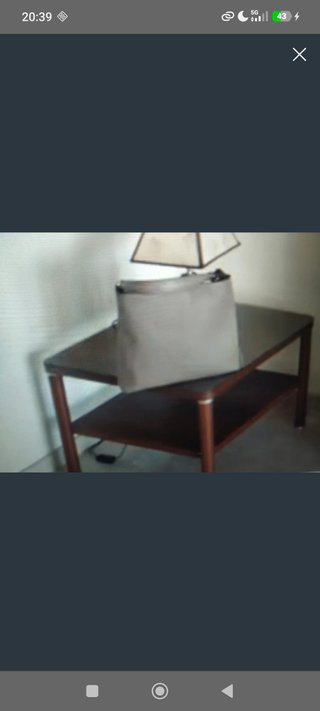 Mesita baja de cristal y madera