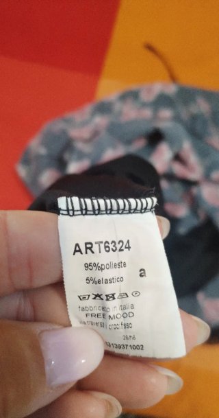 Abito floreale nero e rosso