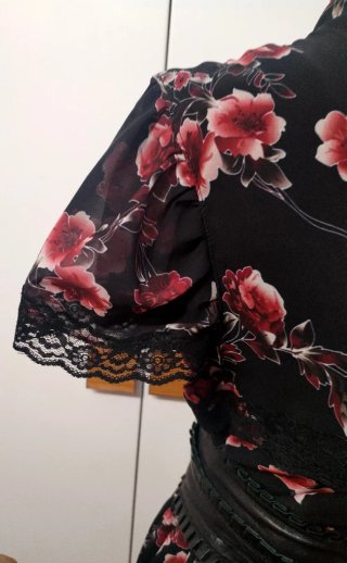 Abito floreale nero e rosso