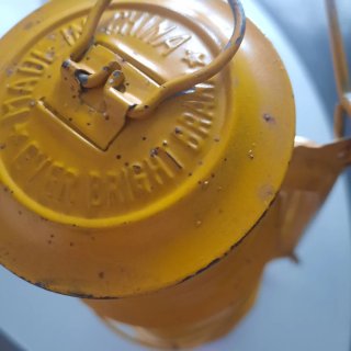 Lampada a petrolio gialla