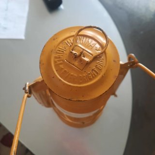 Lampada a petrolio gialla