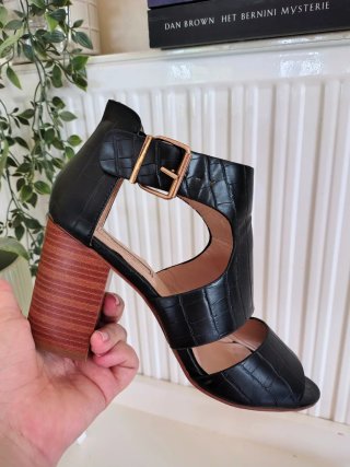 Sandalias tacón Primark efecto cocodrilo