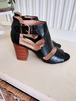 Sandalias tacón Primark efecto cocodrilo