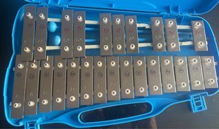Metalófono infantil azul con baquetas