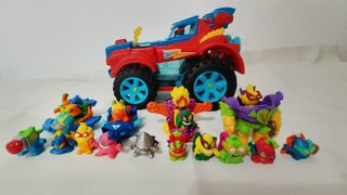 Coches y figuras de súper things