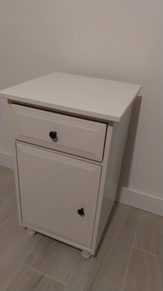Mesilla de noche blanca con cajón