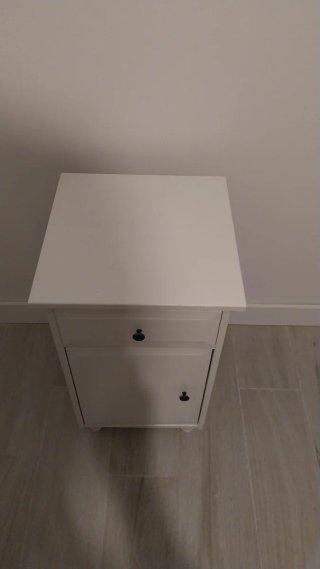 Mesilla de noche blanca con cajón