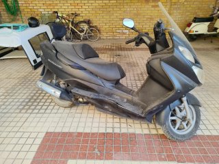 Suzuki Burgman Negra, batería descargada, sin ITV.