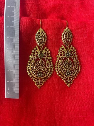 Pendientes brincos dorados.