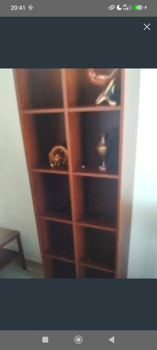 Estantería de madera marrón