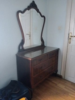 Armario antiguo de madera. Cómoda y mesilla.
