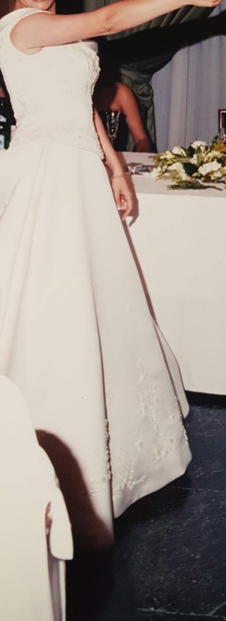 Vestido de Novia Blanco con cola.