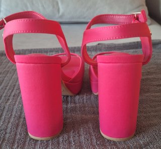 Zapatos de tacón rosa